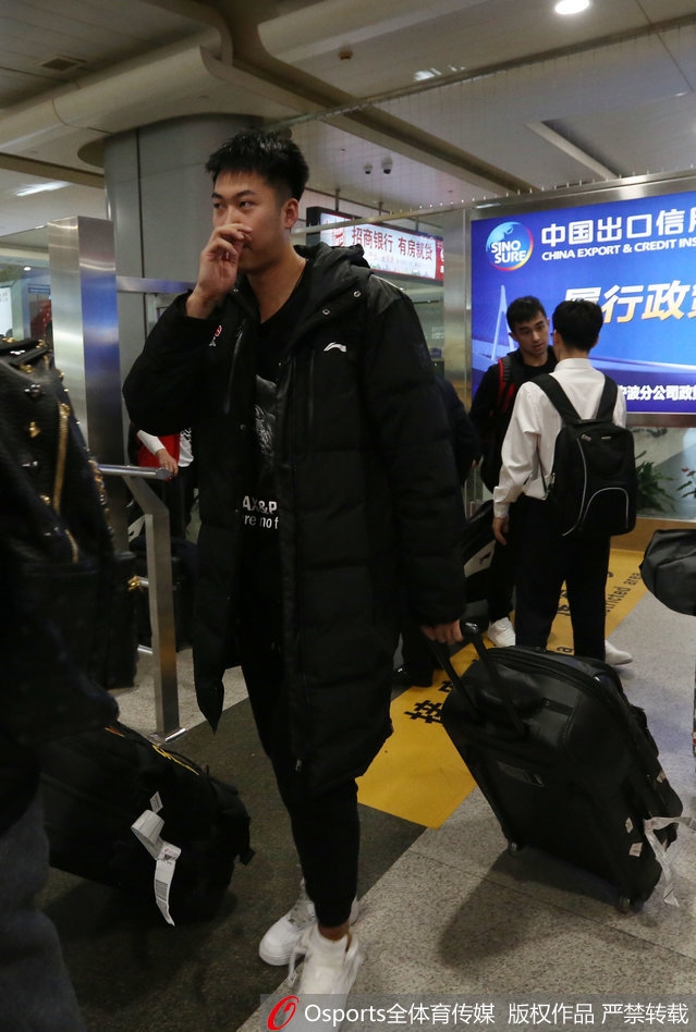 面对镜头,主教练阿的江双手插兜,神情严肃地与身旁的领队交流,眉宇间透露出对新赛季困难准备的分析与思考。