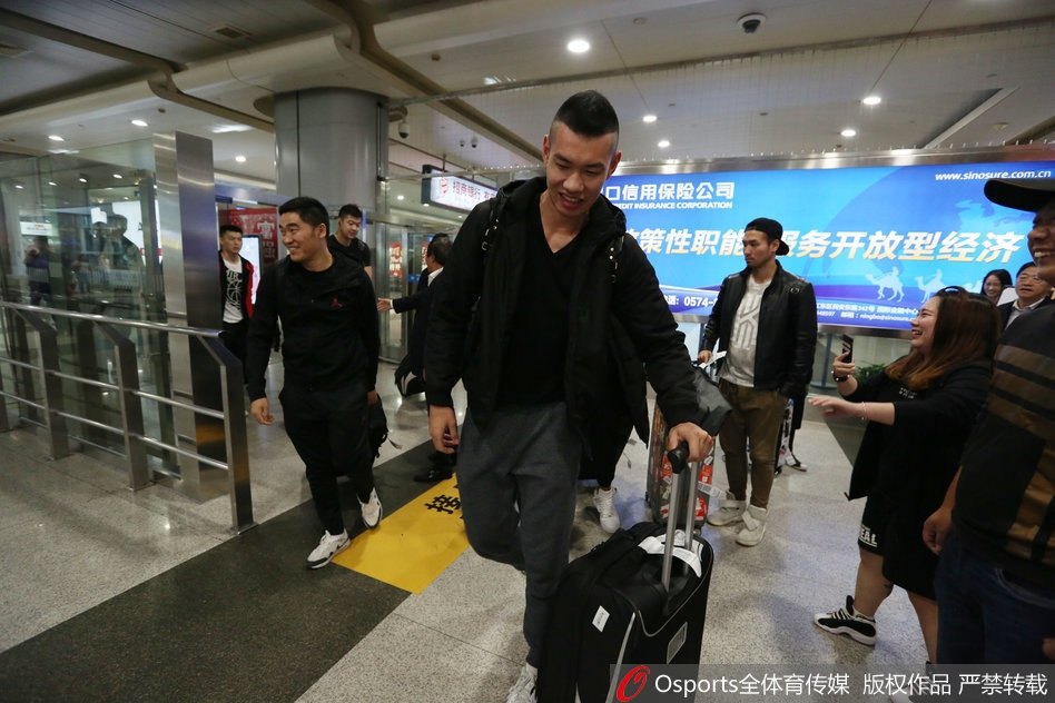 酒会现场,年轻队员们身着便装围坐一桌,付豪正侧耳倾听队友说笑,眼神清澈而专注,青春的活力与团队的和谐在这一刻完美定格。