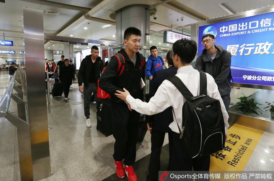 德勒黑双手捧着球迷献上的鲜花,微微俯身低头轻嗅花香,眉眼间原本的凌厉被此刻的温柔所替代,仿佛感受到了第二故乡的温暖。