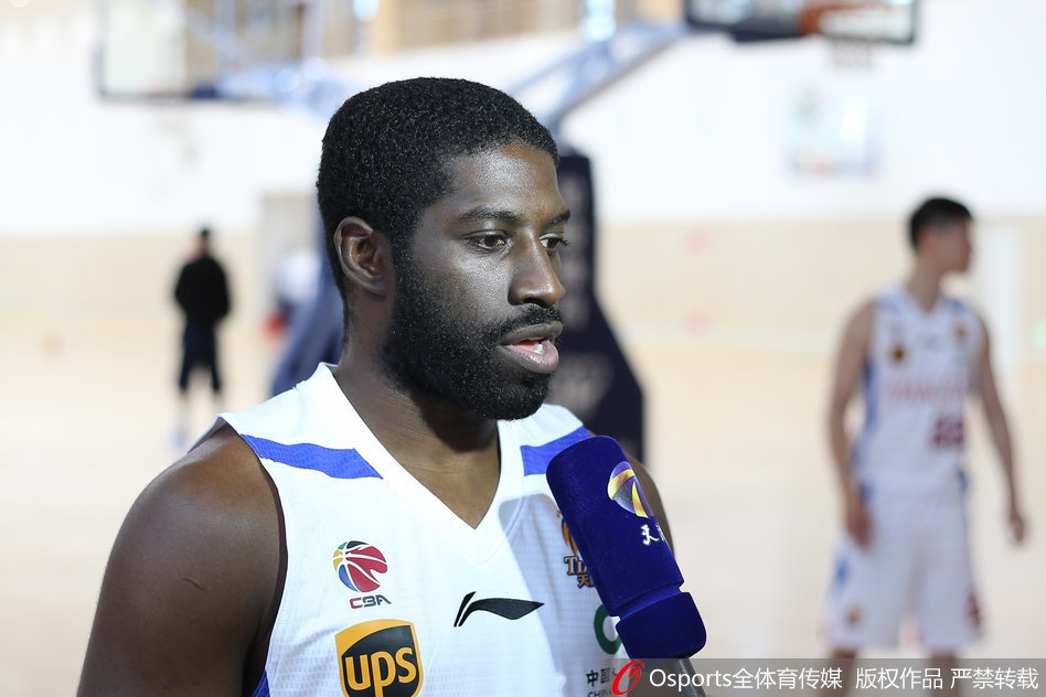 金鑫一脸宠溺地给霍尔曼来个结实的公主抱，体型差萌翻在场工作人员。