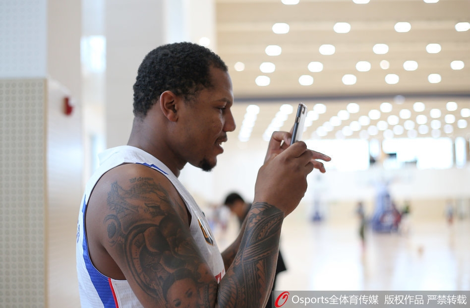 全队大集合！霍尔曼高举自拍杆化身人形自拍架，身后队友们挤眉弄眼抢镜成功。