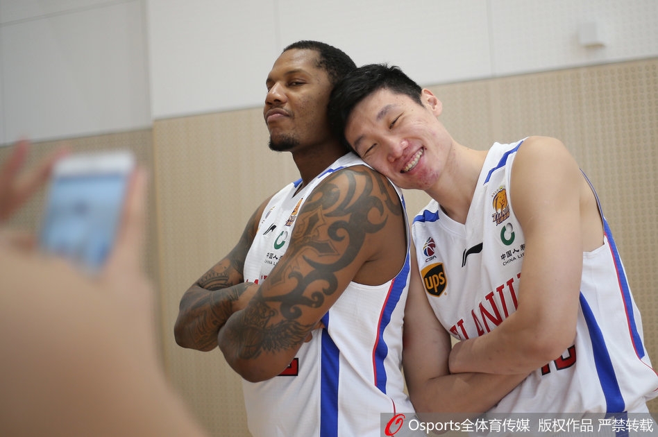 面对摄影师的指挥，霍尔曼做出标准的投篮预备姿势，但他的眼神却飘向镜头外，嘴角藏着一丝狡黠的微笑，仿佛在酝酿下一个恶作剧。