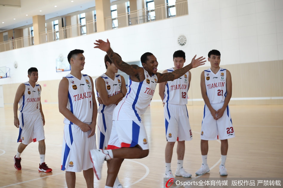 摄影师捕捉到的欢乐彩蛋，天津队年轻球员们围在一起看着刚才拍摄的搞笑画面。