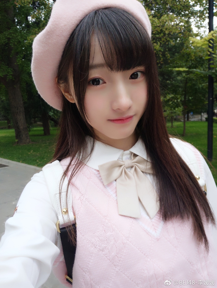 赛场边的李媛媛神情认真，被紧张激烈的比赛氛围深深吸引，正聚精会神地关注着场上的攻防转换。