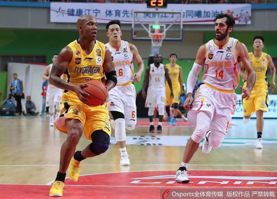 巴赫拉米在快攻中如雄鹰展翅，他回头望月，将球高高抛向篮筐上方，眼神中充满了对队友的信任，这记传球仿佛在空中画出了一道通往胜利的弧线。