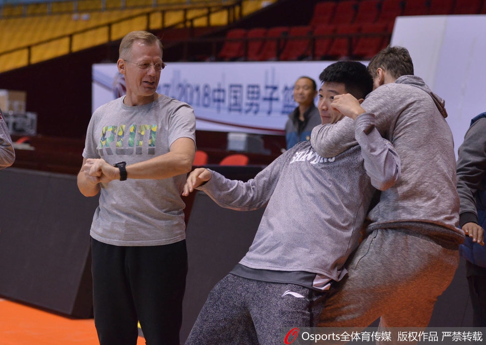 丁彦雨航在底角接球，准备再次出手三分，身旁的队友正在跑位，战术配合在欢声笑语中默契演练。