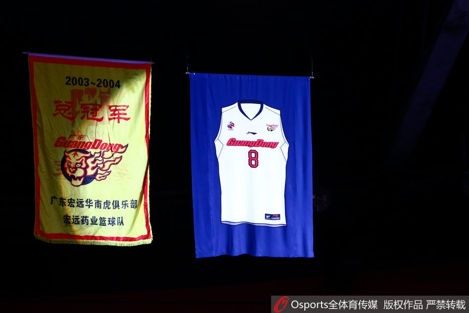 仪式现场的大屏幕上，展示了朱芳雨各个时期的珍贵照片，从青涩的少年到沉稳的老将，一幕幕画面仿佛时光隧道，带领全场观众重温那段激情燃烧的岁月。