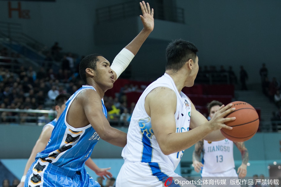 江苏队老将易立持球突破,他的经验与沉稳是球队的宝贵财富,此役他贡献两双,为胜利立下汗马功劳。