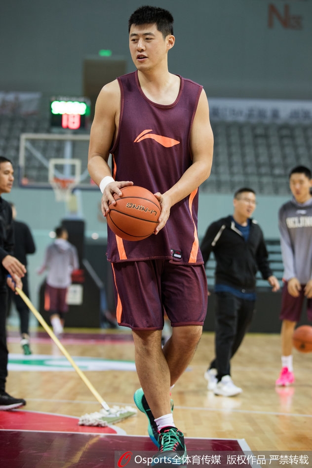 方硕在三分线外冷静出手，篮球划过一道美丽的弧线稳稳落入篮网，引得场边队友一阵欢呼