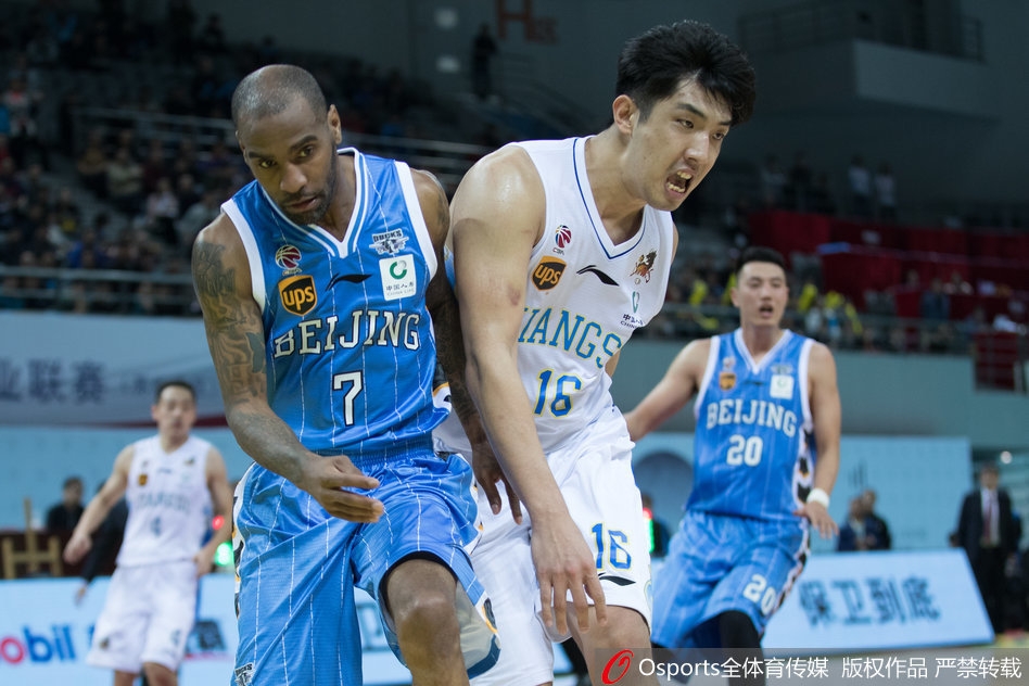 江苏队核心布鲁克斯运球突破,面对北京首钢两名防守球员的包夹,他毫无惧色,眼神中透露出必胜的决心。