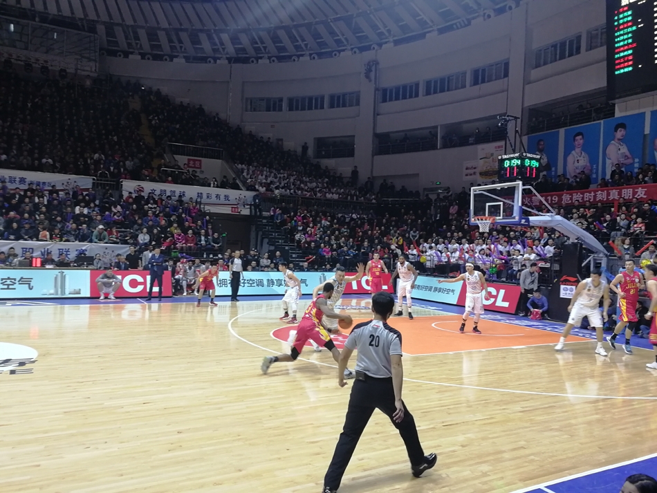 肖恩-朗在人群中奋力跃起，如直升机般升空，他的指尖轻轻一点，将篮板球稳稳拨向队友的方向，展现了出色的二次弹跳能力。