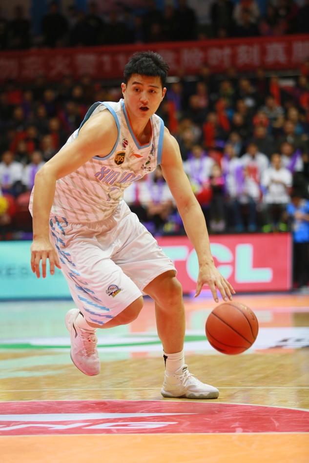 兰德里遭遇新疆队三人围堵，他在肌肉丛林中依然强硬地将球举过头顶，脸上写满了不屈与渴望，仿佛一架即将冲破云霄的