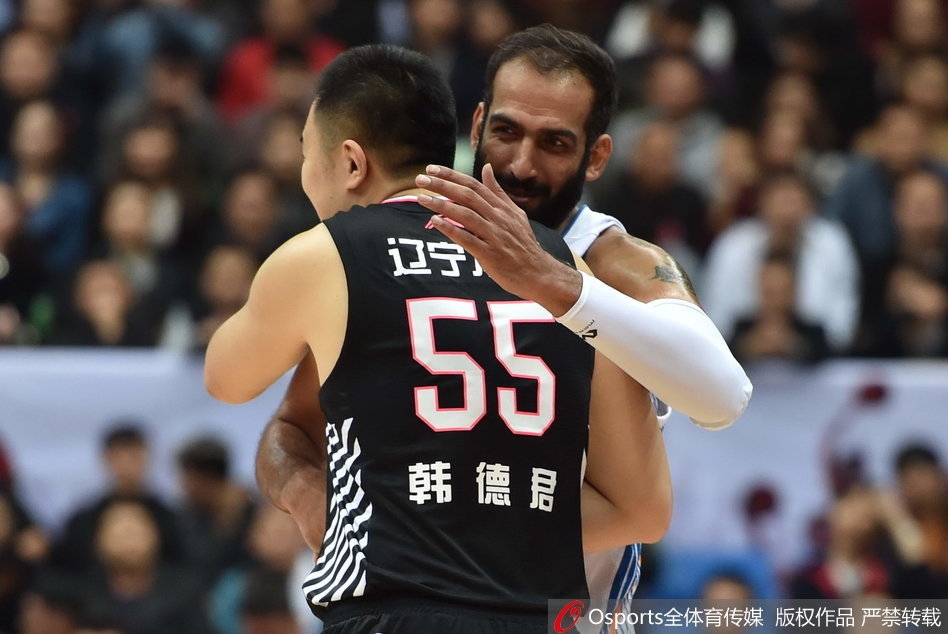 辽宁队外援巴斯在四川队内线哈达迪头顶完成霸气单手劈扣，展现强悍身体素质