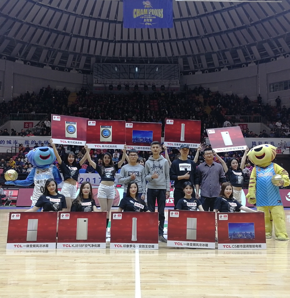 面对高大的防守者，俞长栋没有丝毫畏惧，他高高跃起，在空中对抗后依然保持着完美的投篮手型，将球稳稳放进篮筐。