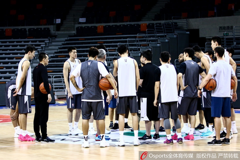 广东队全体球员围成一圈，肩并肩高喊加油口号，团队凝聚力在这一刻展现得淋漓尽致