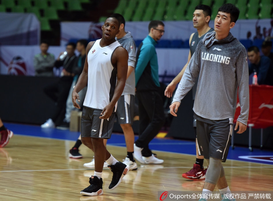 新援钟诚在内线卡位要球，面对防守悍将他毫无惧色，汗水浸湿了球衣，展现了他融入新战术体系后的积极与强硬。