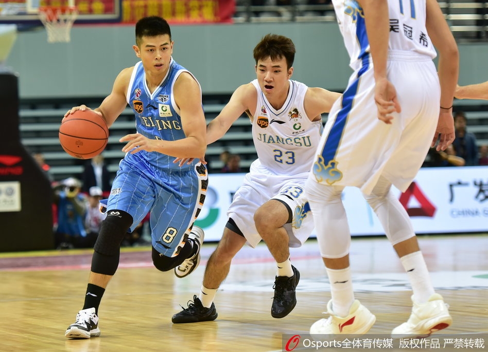 北京队方硕跳投三分,球在空中划出优美弧线,这位国内顶尖后卫全场砍下26分,展现了出色的竞技状态。
