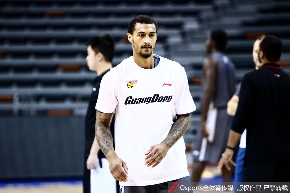 周鹏在底角进行三分特训，皮球划过完美弧线空心入网，身为队长的他神态坚定，随时准备为球队攻城拔寨