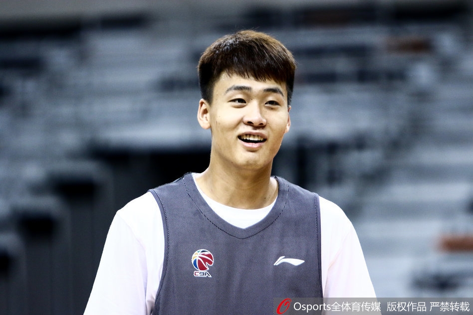 易建联在赛前热身中神情专注，一次势大力沉的单手劈扣引发现场阵阵惊呼，展现出极佳的竞技状态