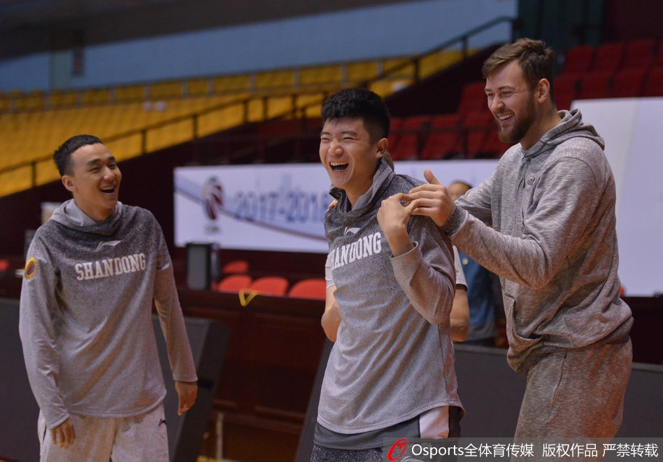 训练进入核心力量环节，丁彦雨航咬牙坚持，汗水打湿了衣衫，展现出MVP背后不为人知的辛勤付出。