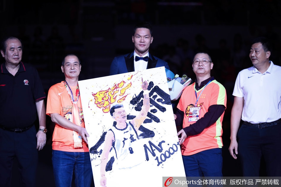 朱芳雨双手持着中国篮协颁发的特制纪念奖牌，上面醒目地镌刻着11287分和1621记三分球的传奇数据，他低头凝视，仿佛在回味十八年职业生涯的每一个瞬间。