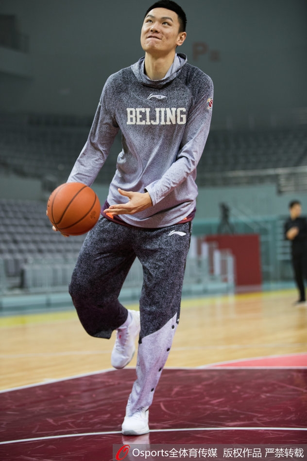 主教练雅尼斯双手叉腰站在场边，神情专注地指挥着场上的战术跑位，嘴里不断大声提醒着球员