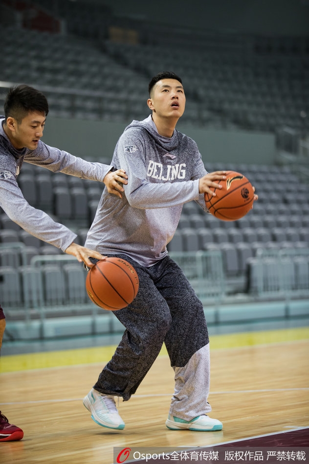 翟晓川在训练馆目光如炬，高高跃起完成投篮，动作舒展如行云流水