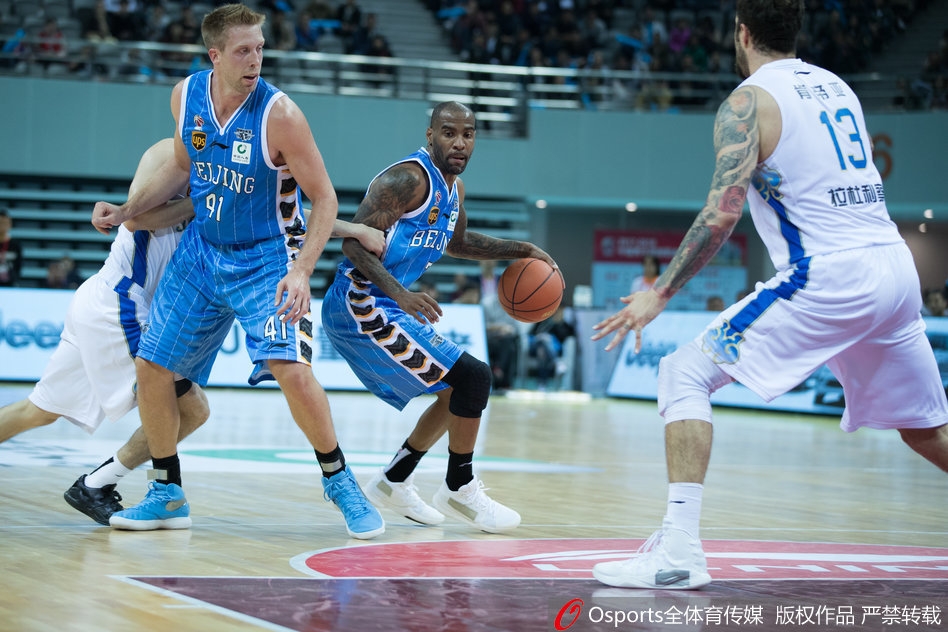 江苏肯帝亚主场取胜后,队员们聚在场地中央激情庆祝,新赛季首胜的喜悦洋溢在每个人的脸上。