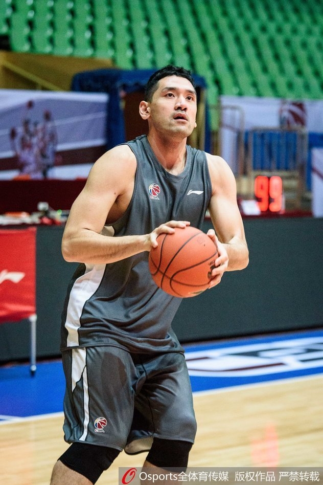 主教练郭士强在场边双手抱胸，神情严肃地观察着训练中的每一个细节，他的沉稳与专注为即将到来的赛季首战奠定了坚实的基调。