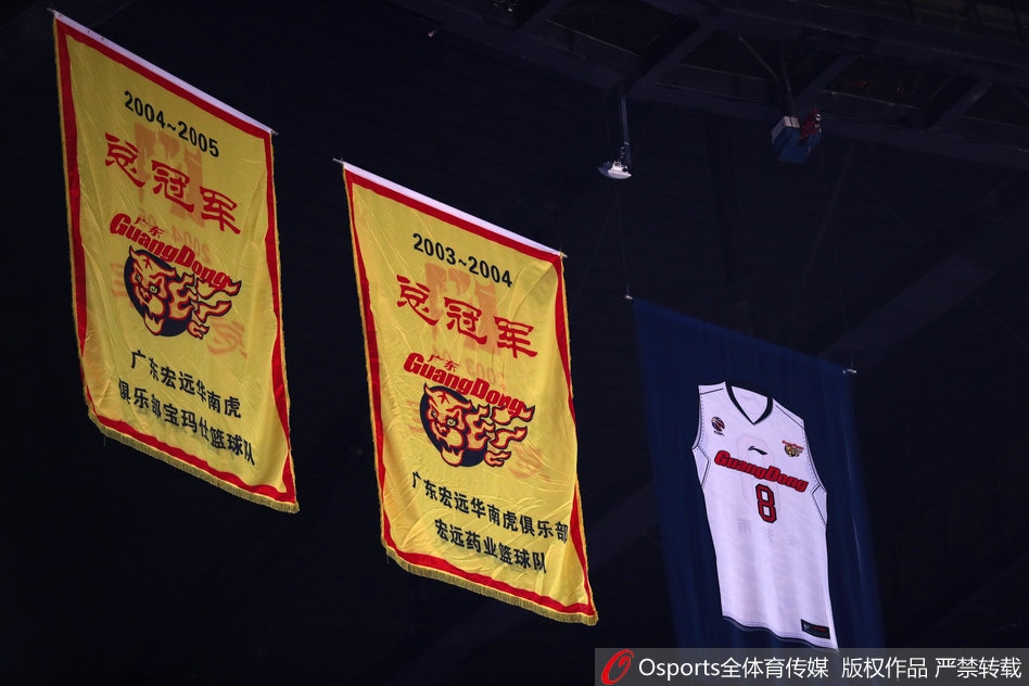 舍身封堵的防守悍将，飞身扑向即将出手的对手，身体在空中完全舒展，用指尖极限地触碰到了篮球，改变了它的飞行轨迹。