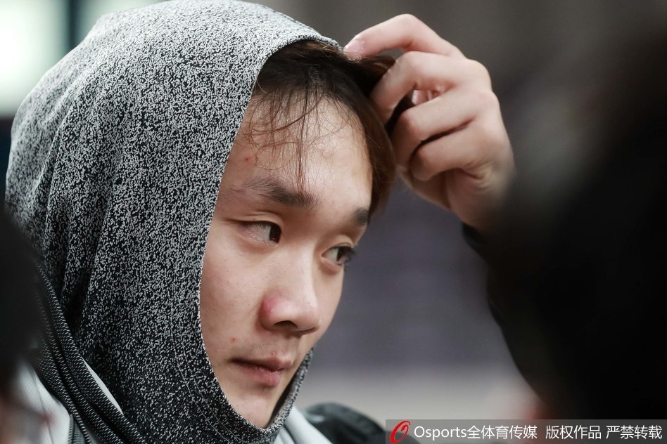 面对外界对发型的种种议论，小丁在镜头前露出一丝神秘而无奈的笑容，手里似乎正拿着准备包头的装备。