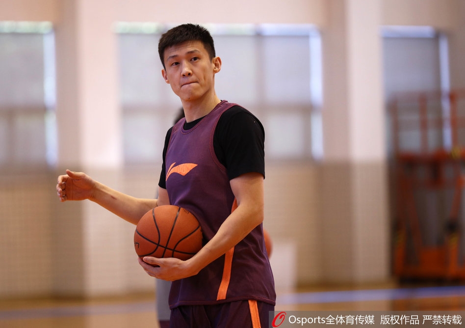 外援尼克尔森在三分线外果断出手，皮球在空中划过一道彩虹般的弧线，精准坠入网窝，他的出色状态让一旁的训练师都忍不住握拳叫好。