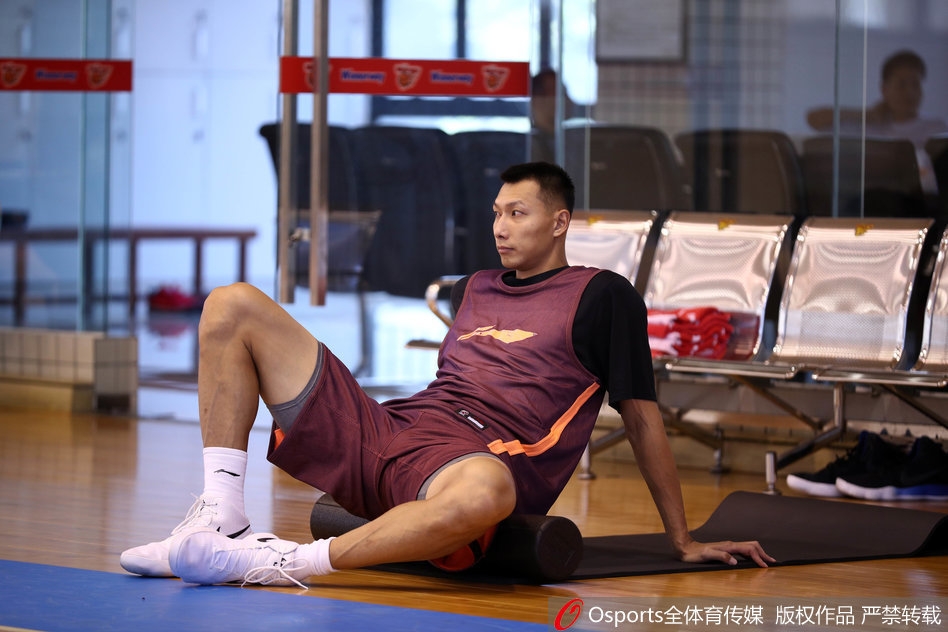 尤纳斯目光如炬，训练场上双手抱胸审视着弟子们的每一次跑位，这位欧洲恺撒正试图将铁血防守的基因注入全新的华南虎。