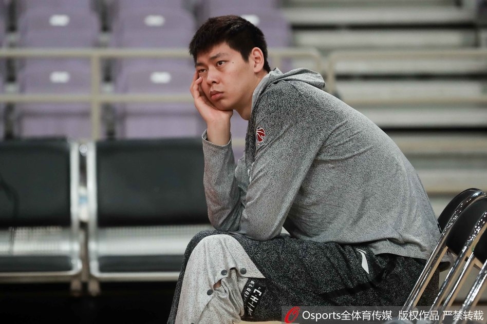山东男篮新援莫泰尤纳斯在训练中上演精彩暴扣，这位NBA级别的内线球员动作舒展，力量十足，他的加盟让山东队的内线实力提升了一个档次。