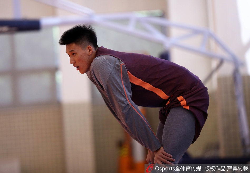 易建联在对抗训练中高高跃起，双手仿佛要摘下篮板上方的空气，那专注的神情仿佛在告诉所有人，这只是一场普通的常规赛备战，但他的目光里早已映出总冠军的轮廓。