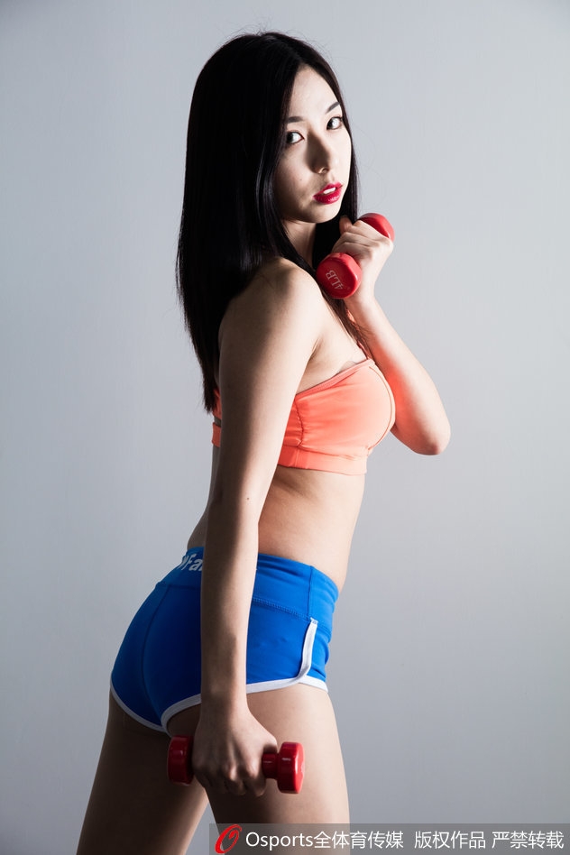 XTM啦啦队成员在运动写真拍摄中,手托篮球,身姿挺拔,展现出力量与柔美的结合