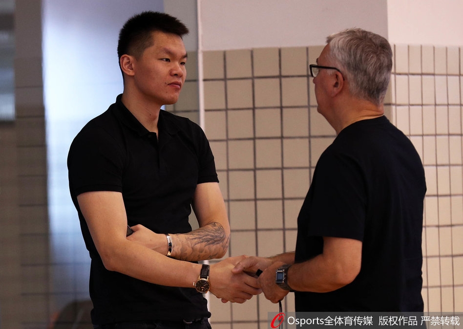 在训练的间隙,朱芳雨与主教练尤纳斯并肩而立,两人神情严肃地进行着交流,一个熟悉队员心理,一个精通战术体系,新的管理层组合正在磨合。