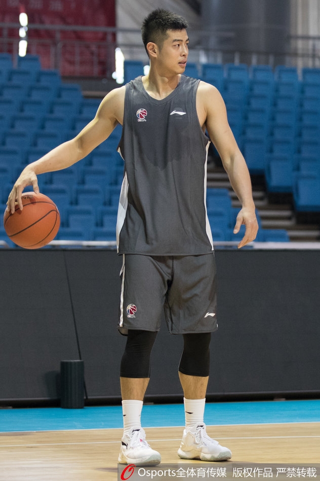 方硕在训练馆中运球突破，眼神专注而坚定，汗水已浸湿他的训练背心
