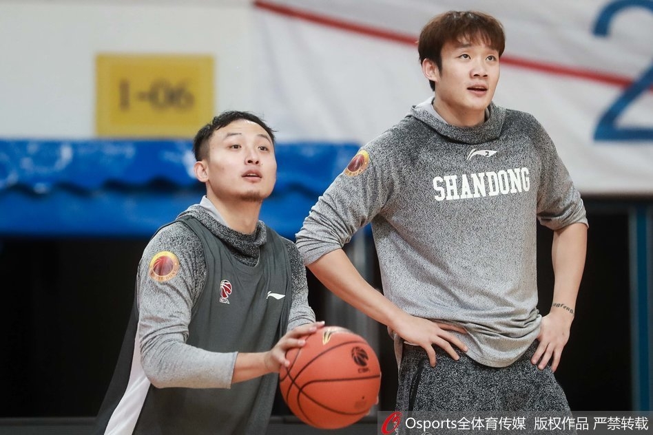 在力量训练区，丁彦雨航正在进行核心力量强化，汗水浸湿了他的衣衫，每一个动作都彰显着他对新赛季的渴望和对胜利的执着追求。