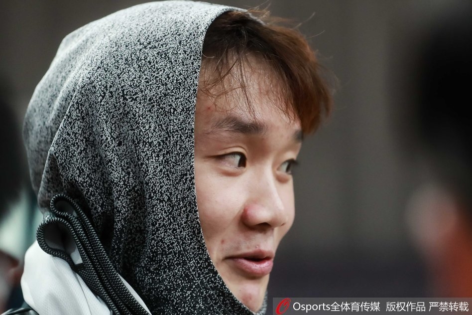 虽然头发被包住了，但小丁眉眼间的笑意却藏不住，即便是全副武装，也难掩他身为篮球明星的帅气与阳光。