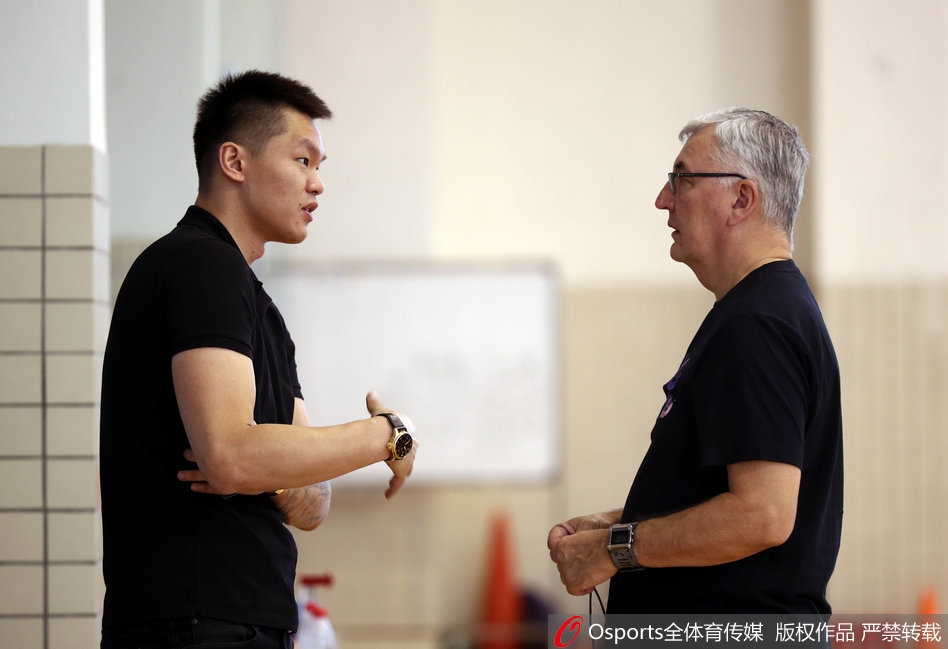 朱芳雨蹲在底线附近,眉头微蹙观察着球员们的折返跑,这个视角曾经是他作为球员突破的起点,如今是他作为管理者审视团队的窗口。