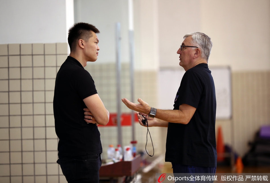 面对堆积如山的训练用球,朱芳雨露出标志性的微笑,退役后的生活虽然繁琐,但能与篮球朝夕相处,这份热爱始终如一。