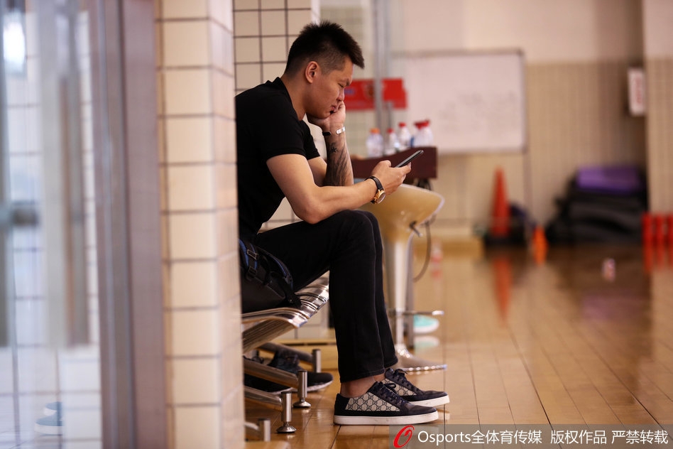 训练场上,朱芳雨手痒难耐,拿起篮球进行了一次标志性的跳投,虽然已是总经理,但那投篮手型依旧标准,仿佛在向年轻球员们无声地授课。