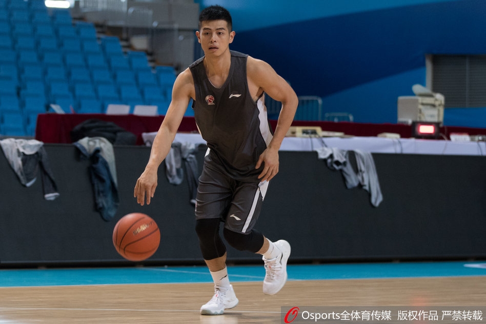 方硕在三分线外高高跃起，出手投篮的一瞬间，背景是模糊的看台和队友