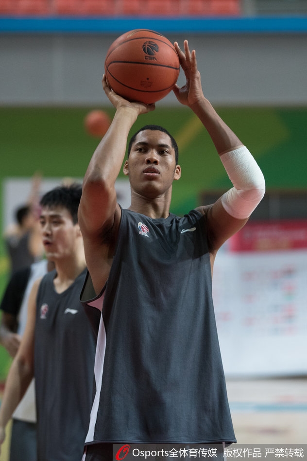 朱彦西在弧顶出手三分，皮球离开指尖的刹那，他的眼神仍紧盯着篮筐方向