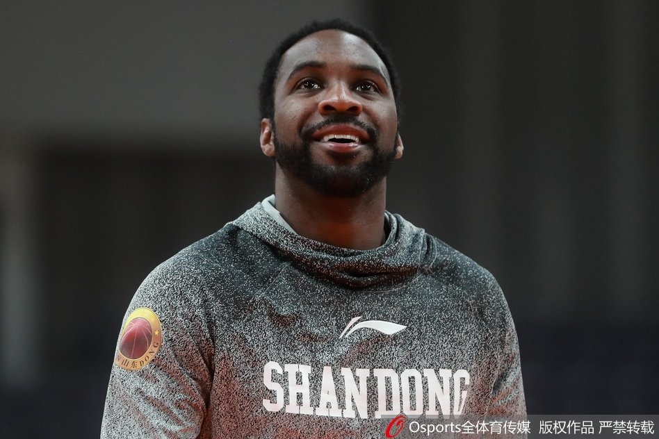 老将张庆鹏在训练间隙独自加练三分远投，宝刀不老的他眼神坚定，每一次出手都保持着极高的专注度，他的经验将是山东男篮替补席上的重要保障。