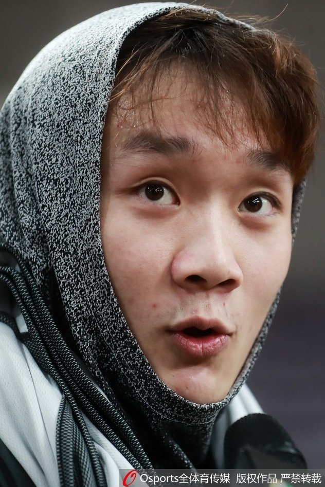 经过一番捣鼓，小丁终于完成了他的“包头大业”，整个脑袋被包裹得严严实实，仿佛在向全世界宣告：看你们还能吐槽什么！