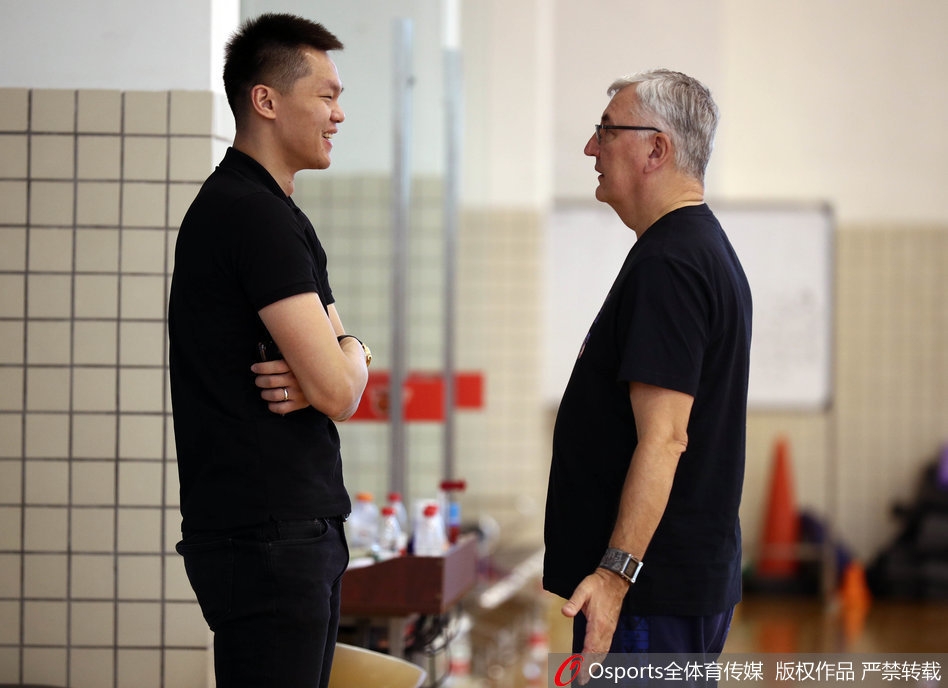 朱芳雨在训练场边亲自为年轻外援进行指导,用手比划着跑位路线,虽然语言可能不通,但篮球的语言在此时跨越了一切障碍。