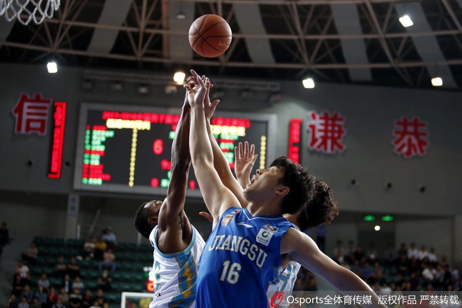 福建外援史密斯如闪电般突破防线，在空中与对手发生碰撞后，依然用柔和的手感将球抛入篮筐，打成霸气二加一