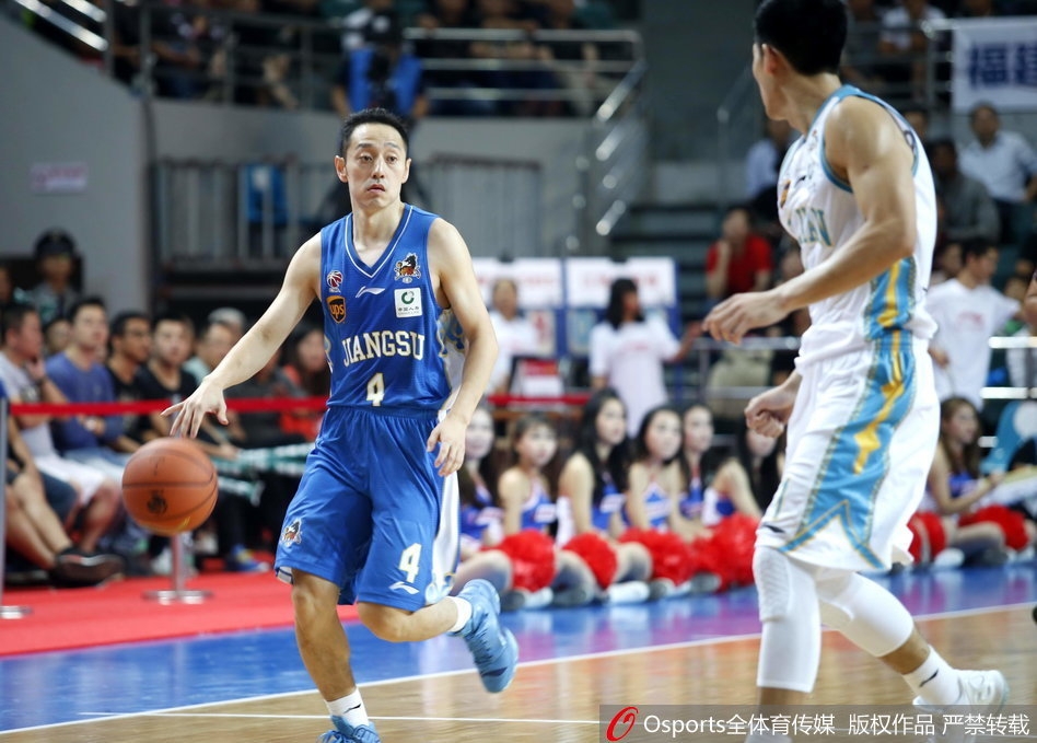 福建神射手赵泰隆加时赛不幸受伤，他痛苦地倒在篮架下，手捂脚踝，队友们纷纷围拢过来，神情严峻，主场气氛降至冰点